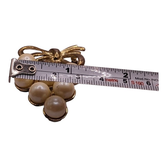 Vintage Gold Tone Faux Pearl Cluster Brooch Pin 2" Bunch of Grapes Bow - Picture 3 of 7